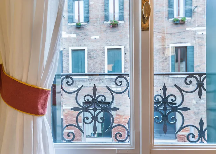 Ca' Dei Nomboli Canal View Apartment