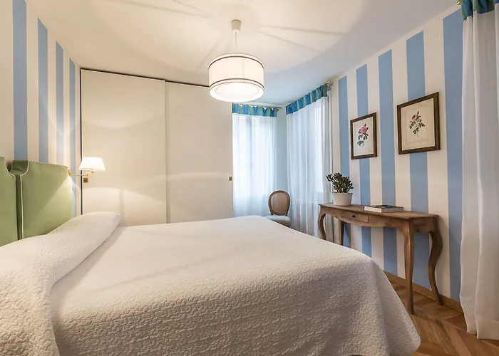 Ca' Dei Nomboli Canal View Apartment Venice