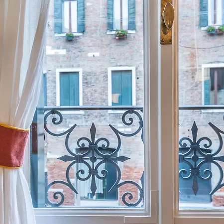 Ca' Dei Nomboli Canal View *